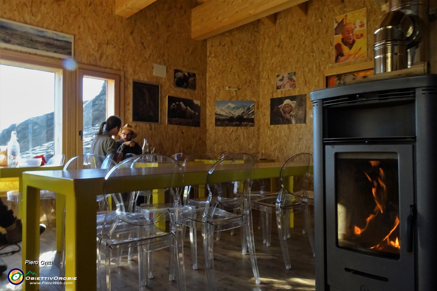 93 L'accogliente interno del Rif. Balicco.JPG